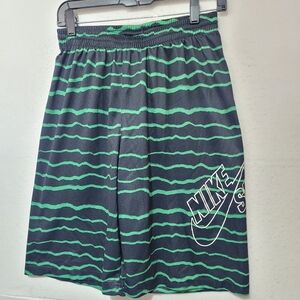 NIKE SB BOYS ATHLETIC WEAR SHORTS YOUTH SIZE XL(13-15YRS) GREEN/BLACK